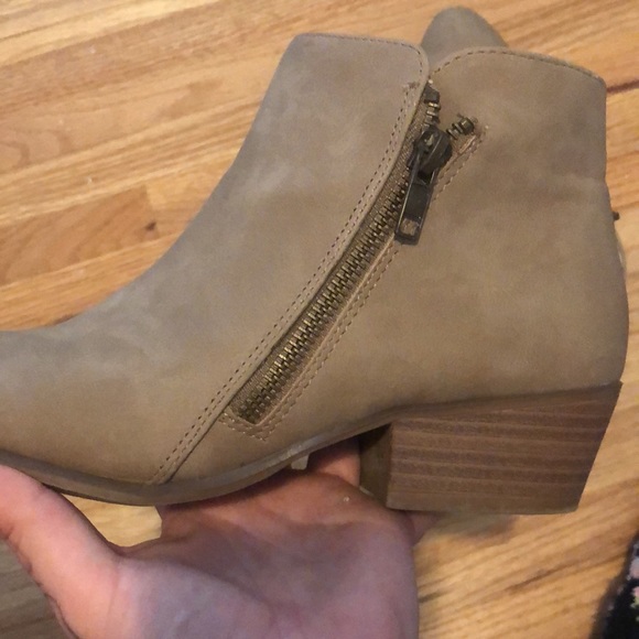 Beige tan coloured short heels with toe point - Picture 4 of 4